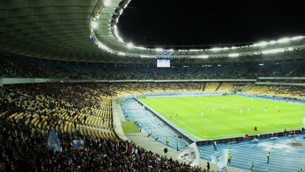 Estádio vive durante jogo de futebol à noite — Vídeo de Stock