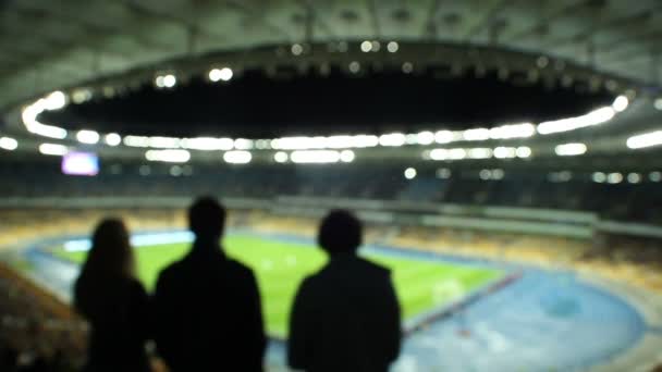 Krzycząc do zespołu na stadion kibiców piłki nożnej — Wideo stockowe