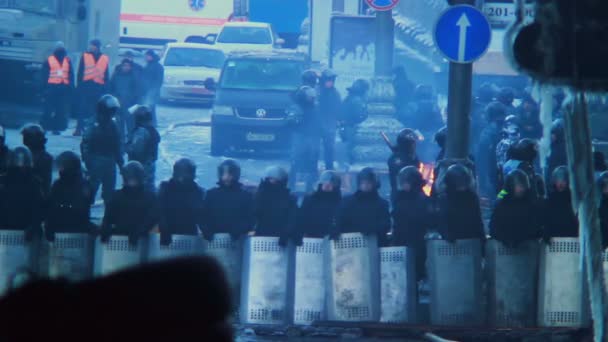 Émeute de rue et forces spéciales dans les casques boucliers — Video