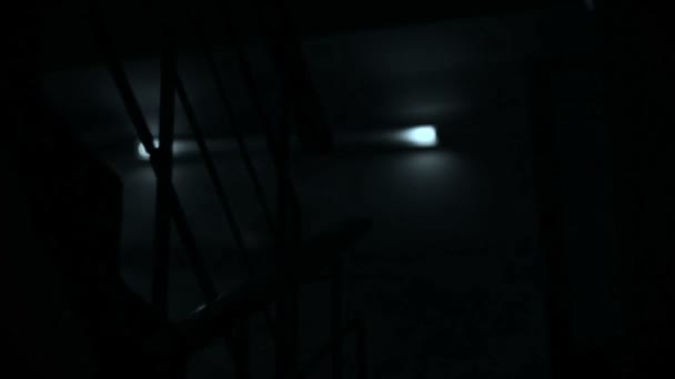 Korkutucu karanlık merdivenler — Stok video