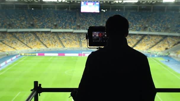 Kameramann schießt auf Fußballspiel