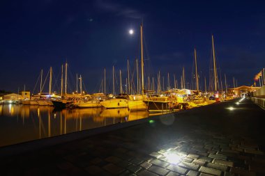 Tarihi kentteki nakliye limanında bir gece, en iyi fotoğraf..