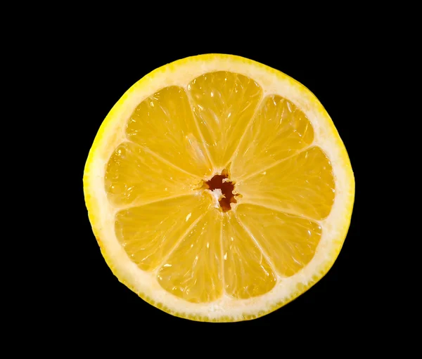 Medio limón sobre un fondo negro — Foto de Stock