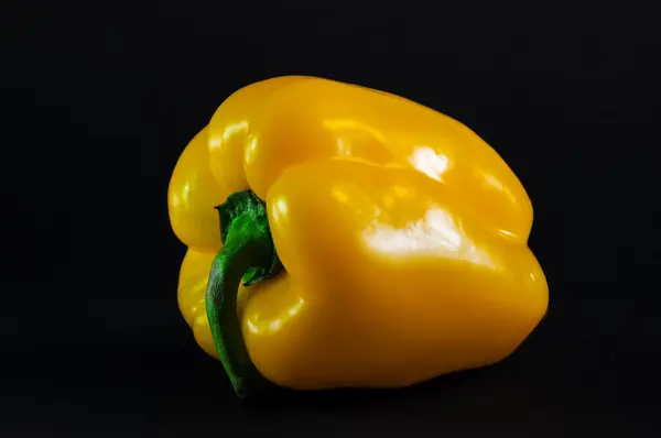 Žlutá paprika na černém pozadí — Stock fotografie