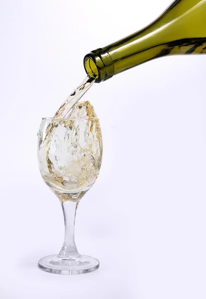Witte wijn gegoten in een glas — Stockfoto