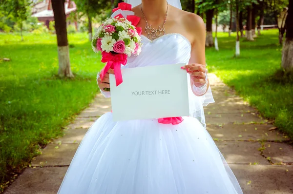 Bruid met een teken. Bruiloft achtergrond — Stockfoto
