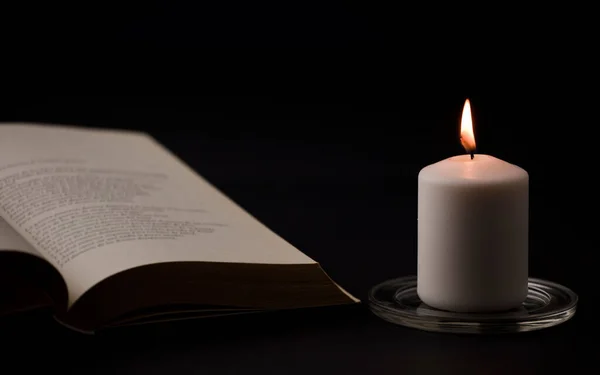 Κεριά Φλόγα Και Ανάγνωση Του Βιβλίου Στο Γραφείο Μαύρο Φόντο — Φωτογραφία Αρχείου
