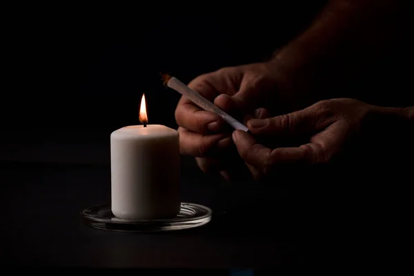Bougie Allumée Avec Flamme Les Mains Homme Tenant Cigare Fond — Photo