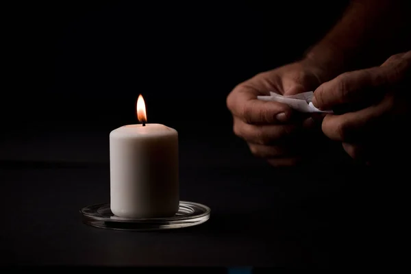 Bougie Allumée Avec Flamme Les Mains Homme Tenant Cigare Fond — Photo