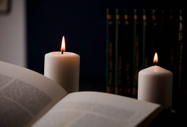 Κεριά Φλόγα Και Ανάγνωση Του Βιβλίου Στο Γραφείο Μαύρο Φόντο — Φωτογραφία Αρχείου
