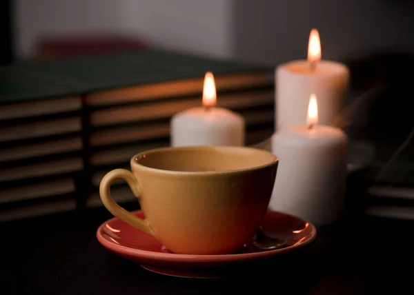 Καφέ Ζεστό Καπνό Και Τρία Αναμμένα Κεριά Στο Γραφείο Στο — Φωτογραφία Αρχείου