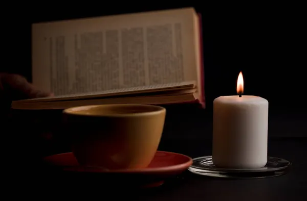 Eine Kerze Entzündet Mit Einer Flamme Mit Einer Tasse Tee lizenzfreie Stockfotos