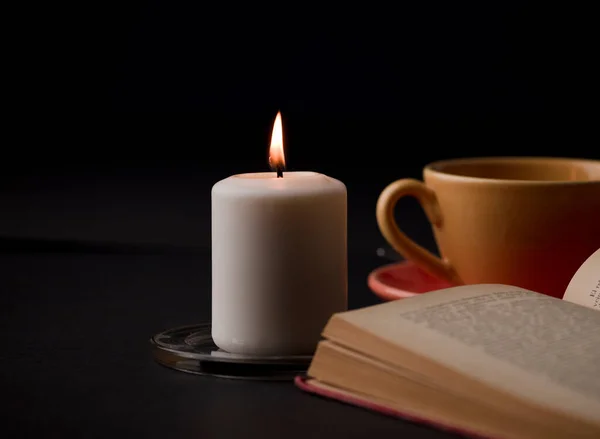 Eine Kerze Entzündet Mit Einer Flamme Mit Einer Tasse Tee — Stockfoto