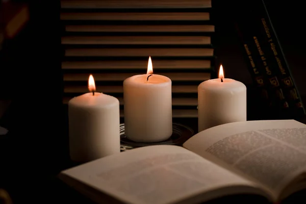 Σπίτι Μελέτη Τραπέζι Κεριά Φλόγα Και Βιβλίο Ανάγνωσης Εστίαση Κερί — Φωτογραφία Αρχείου