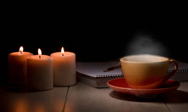 Mesa Con Velas Encendidas Cuaderno Lápiz Taza Amarilla Con Vapor —  Fotos de Stock