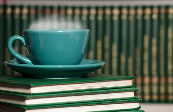 Tafel Met Groene Kop Hete Koffie Met Boeken — Stockfoto