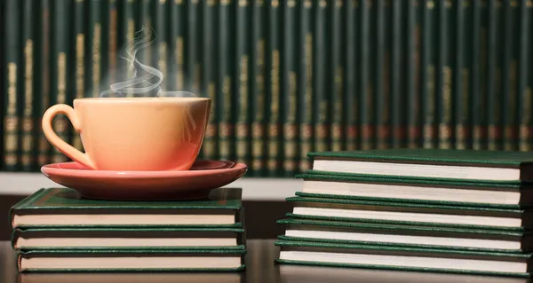 Tafel Met Geel Oranje Kopje Hete Koffie Met Boeken — Stockfoto