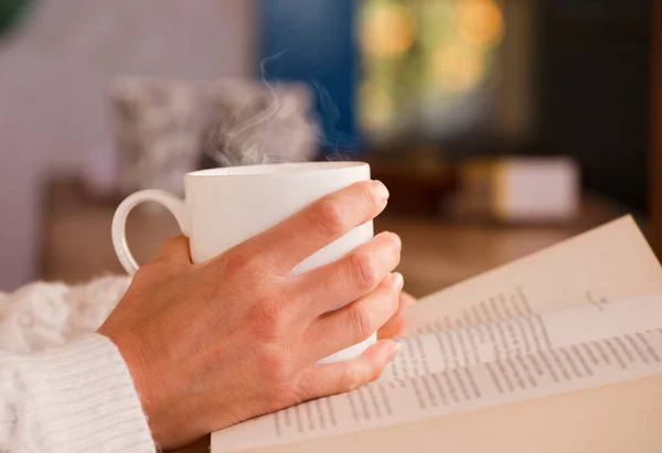 Taza Blanca Con Bebida Caliente Humo Las Manos Calentándose Del — Foto de Stock