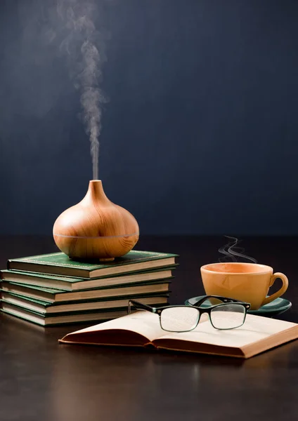 Entspannung Hause Mit Aromatherapie Öldiffusor Gelber Teetasse Buch Lesebrille Aroma — Stockfoto