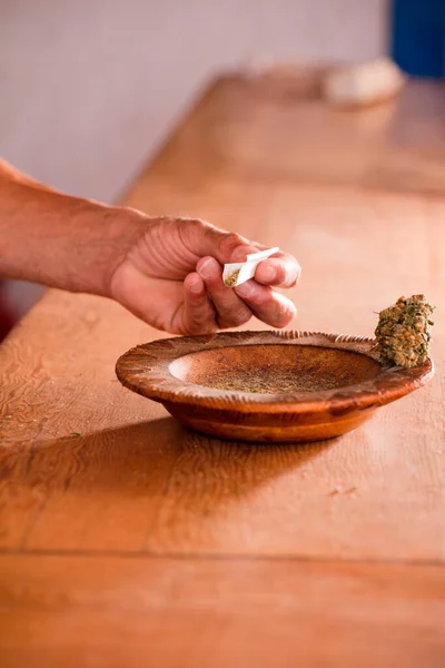 Erkek Elleri Evde Marihuana Purosu Hazırlar — Stok fotoğraf
