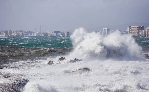 Grosses Vagues Brisant Sur Rivage Avec Mousse Blanche — Photo