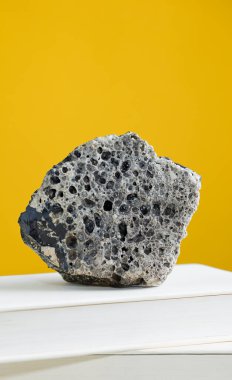 Ders kitabında açık kahverengi arkaplanı olan göktaşı kayası.