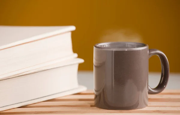 Braune Tasse Kaffee Oder Tee Mit Heißem Dampf Auf Dem — Stockfoto