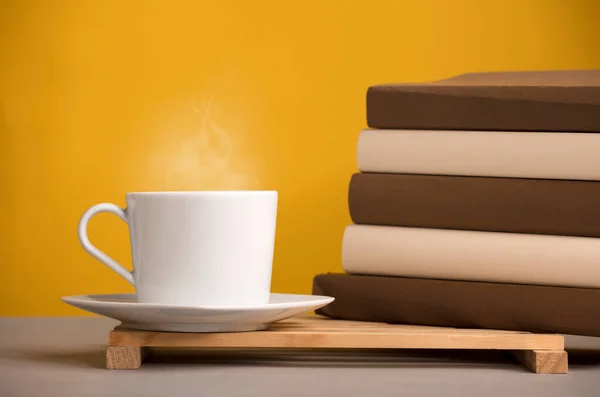 Weiße Tasse Kaffee Mit Heißem Dampf Auf Dem Schreibtisch Braune — Stockfoto