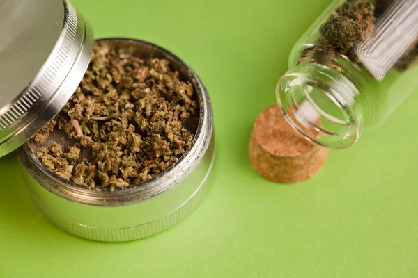 Marijuana Kvarn Glasburkar Bord Med Mörkgrön Bakgrund — Stockfoto