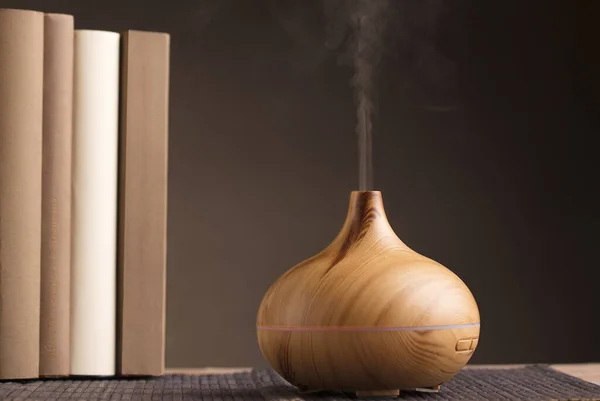 Ätherisches Lufterfrischer Auf Holz Mit Büchern Auf Dem Tisch Brauner Stockbild