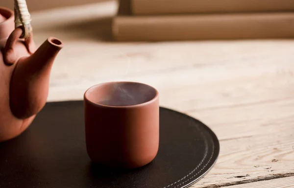 Egy Csésze Tea Vagy Kávé Forró Gőzzel Barna Agyagból Asztalon — Stock Fotó