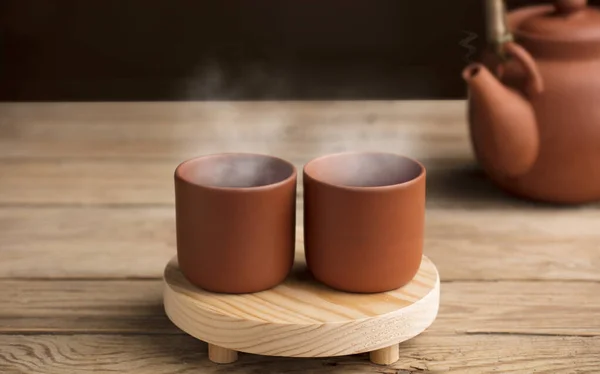 Két Csésze Forró Gőzölt Barna Agyag Tea Vagy Kávé Egy — Stock Fotó