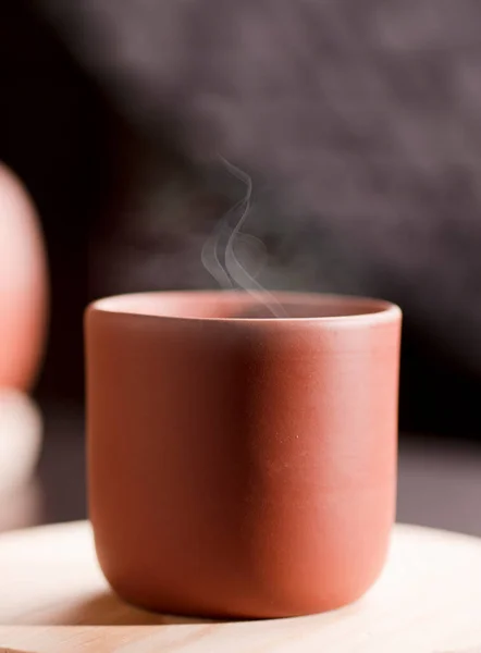 Earthenware Mug Hot Steam Tea White Wood Dark Background — Stock Photo, Image