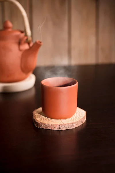 Földi Edények Bögre Forró Gőzzel Kávé Vagy Tea Asztalon Részleges — Stock Fotó