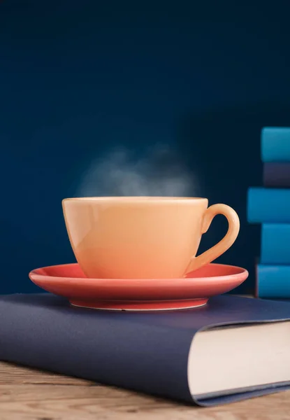 Gele Kop Koffie Thee Met Warme Stoom Boek Met Lichtblauwe — Stockfoto