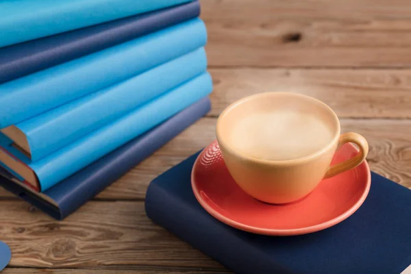 Gele Kop Koffie Met Melk Hete Stoom Boek Met Lichtblauwe — Stockfoto