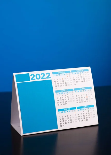 2022 Takvimi Spanyolca Ahşap Masa Üzerinde Mavi Arkaplan — Stok fotoğraf