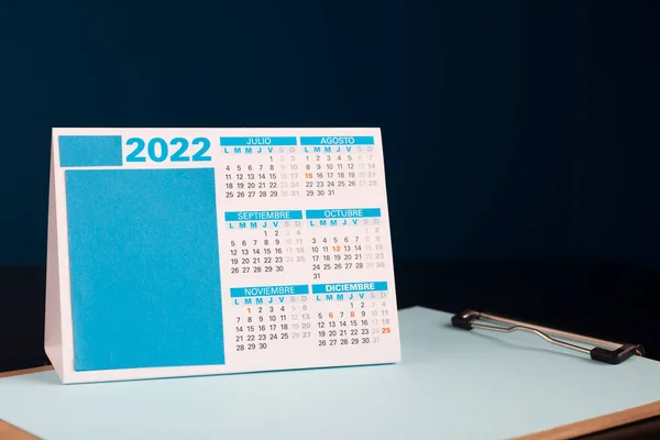 Kalender 2022 Monate Auf Spanisch Auf Notizblock Holztisch Mit Blauem — Stockfoto