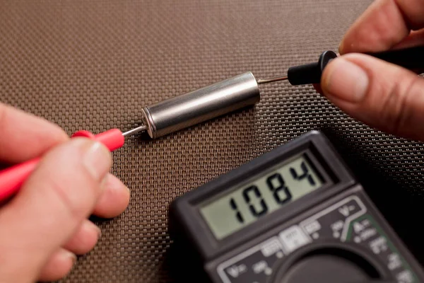 Bateria Com Calculadora Volt Voltímetro Nas Mãos Homem Pólo Positivo — Fotografia de Stock