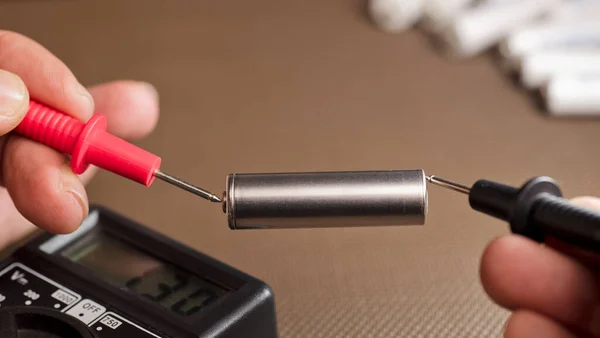 Bateria Com Calculadora Volt Voltímetro Nas Mãos Homem Pólo Positivo — Fotografia de Stock