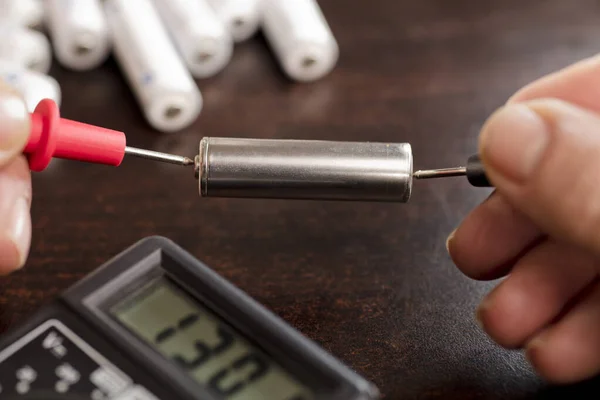 Bateria 2000 Amps Com Calculadora Volt Voltímetro Nas Mãos Homem — Fotografia de Stock
