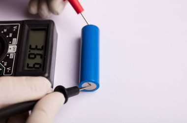 Siyah polimetre çalışma masası. arkaplan çokölçer ve blu piller mod 18650 ile power bank