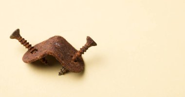 Masada aşındırıcı rusa olan açı parantezleri, sarı arkaplan