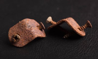 Aşındırıcı pas ve çürümüş vidalarla metal açı ayraç, masa arkaplanı