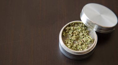 Marihuana Grindr üzerinde, koyu ahşap masa