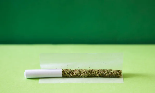 Μαριχουάνα Τροχαίο Τσιγάρο Επιστόμιο Χαρτί Πράσινο Φόντο — Φωτογραφία Αρχείου