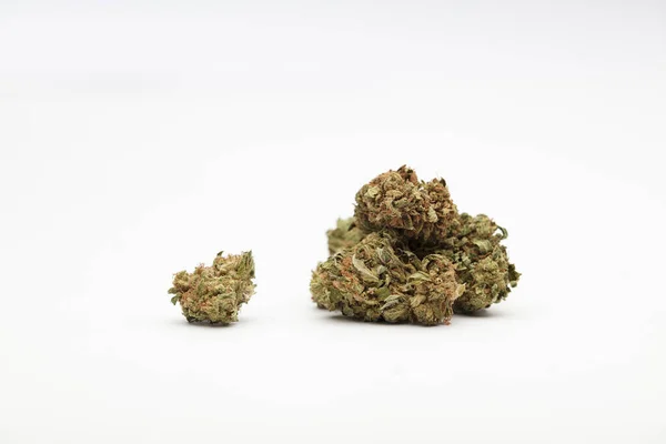 Pąki Marihuany Centralną Przestrzenią Tekst Białe Tło — Zdjęcie stockowe