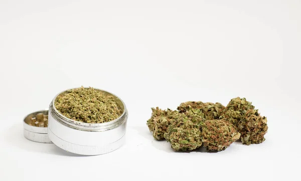 Zbliżenie Medycznych Pąków Marihuany Szlifierka Aluminiowa Białe Tło — Zdjęcie stockowe
