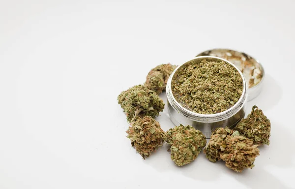 Närbild Medicinska Marijuana Knoppar Aluminium Kvarn Vit Bakgrund — Stockfoto