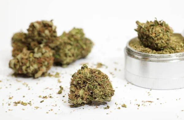 Närbild Medicinska Marijuana Knoppar Aluminium Kvarn Vit Bakgrund — Stockfoto